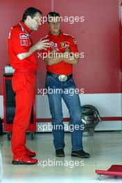 01.05.2003 Granollers, Spanien, BCN, Formel1, Donnerstag, Michael Schumacher (D, 01, F2003-GA), Scuderia Ferrari Marlboro, in der Box (Pit) um seinen neuen Wagen an zu schauen - (Barcelona, Spanien, Spain, Circuit de Catalunya, Grand Prix of Spain 2003, Formel 1, F1)  - Weitere Bilder auf www.xpb.cc, eMail: info@xpb.cc - Belegexemplare senden. Abdruck ist honorarpflichtig. c Copyrightnachweis: xpb.cc