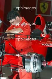 01.05.2003 Granollers, Spanien, BCN, Formel1, Donnerstag, Ferrari Mechaniker arbeiten am neuen Ferrari F2003-GA in der Box, Feature, Technik - (F2003GA, Michael Schumacher, Rubens Barrichello, Barcelona, Spanien, Spain, Circuit de Catalunya, Grand Prix of Spain 2003, Formel 1, F1)  - Weitere Bilder auf www.xpb.cc, eMail: info@xpb.cc - Belegexemplare senden. Abdruck ist honorarpflichtig. c Copyrightnachweis: xpb.cc