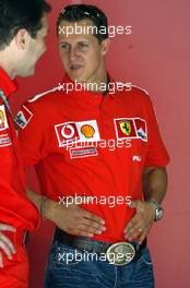 01.05.2003 Granollers, Spanien, BCN, Formel1, Donnerstag, Michael Schumacher (D, 01, F2003-GA), Scuderia Ferrari Marlboro, in der Box (Pit) um seinen neuen Wagen an zu schauen - (Barcelona, Spanien, Spain, Circuit de Catalunya, Grand Prix of Spain 2003, Formel 1, F1)  - Weitere Bilder auf www.xpb.cc, eMail: info@xpb.cc - Belegexemplare senden. Abdruck ist honorarpflichtig. c Copyrightnachweis: xpb.cc