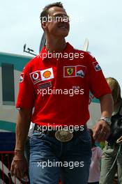 01.05.2003 Granollers, Spanien, BCN, Formel1, Donnerstag, Michael Schumacher (D, Ferrari) kommt an der Strecke mit Freunden an - (Barcelona, Spanien, Spain, Circuit de Catalunya, Grand Prix of Spain 2003, Formel 1, F1)  - Weitere Bilder auf www.xpb.cc, eMail: info@xpb.cc - Belegexemplare senden. Abdruck ist honorarpflichtig. c Copyrightnachweis: xpb.cc