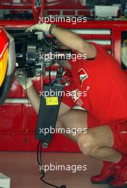 01.05.2003 Granollers, Spanien, BCN, Formel1, Donnerstag, Ferrari Mechaniker arbeiten am neuen Ferrari F2003-GA in der Box, Feature, Technik, hintere Radaufhängung und Bremse - (F2003GA, Michael Schumacher, Rubens Barrichello, Barcelona, Spanien, Spain, Circuit de Catalunya, Grand Prix of Spain 2003, Formel 1, F1)  - Weitere Bilder auf www.xpb.cc, eMail: info@xpb.cc - Belegexemplare senden. Abdruck ist honorarpflichtig. c Copyrightnachweis: xpb.cc