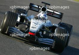 14.01.2003 Barcelona, Spanien, BCN, Formel1 Tests, Dienstag, hier: David Coulthard (GB, 05), West McLaren Mercedes, auf der Strecke (Track) - Circuit de Catalunia in Granollers bei Barcelona (Januar, Testfahrten, Spain, Formel 1, F1, 2003)  c Copyright: Photos mit - xpb.cc - kennzeichnen, weitere Bilder auf der Bilddatenbank