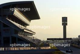 14.01.2003 Barcelona, Spanien, BCN, Formel1 Tests, Dienstag, hier: Nick Heidfeld (D, 09), Sauber Petronas, C22, auf der Strecke (Track), Feature Start Zielgerade mit der Haupttribüne - Circuit de Catalunia in Granollers bei Barcelona (Januar, Testfahrten, Spain, Formel 1, F1, 2003)  c Copyright: Photos mit - xpb.cc - kennzeichnen, weitere Bilder auf der Bilddatenbank