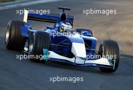 14.01.2003 Barcelona, Spanien, BCN, Formel1 Tests, Dienstag, hier: der neue Sauber (ohne Branding) - Nick Heidfeld (D, 09), Sauber Petronas, C22, auf der Strecke (Track), Circuit de Catalunia in Granollers bei Barcelona (Januar, Testfahrten, Spain, Formel 1, F1, 2003)  c Copyright: Photos mit - xpb.cc - kennzeichnen, weitere Bilder auf der Bilddatenbank