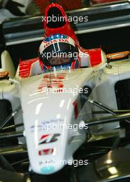15.01.2003 Barcelona, Spanien, BCN, Formel1 Tests, Mittwoch, hier: Jenson Button (GB, 17), Lucky Strike BAR Honda, in der Box (Pit), Portrait - Circuit de Catalunia in Granollers bei Barcelona (Januar, Testfahrten, Spain, Formel 1, F1, 2003)  c Copyright: Photos mit - xpb.cc - kennzeichnen, weitere Bilder auf der Bilddatenbank