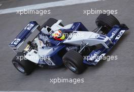 15.01.2003 Barcelona, Spanien, BCN, Formel1 Tests, Mittwoch hier: Testfahrer Olivier Beretta (BMW WilliamsF1) in der Box - Circuit de Catalunia in Granollers bei Barcelona (Januar, Testfahrten, Spain, Formel 1, F1, 2003)  c Copyright: Photos mit - xpb.cc - kennzeichnen, weitere Bilder auf der Bilddatenbank