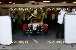 15.01.2003 Barcelona, Spanien, BCN, Formel1 Tests, Mittwoch, hier: Jenson Button (GB, 17), Lucky Strike BAR Honda, in der Box (Pit), fährt aus der Box - Circuit de Catalunia in Granollers bei Barcelona (Januar, Testfahrten, Spain, Formel 1, F1, 2003)  c Copyright: Photos mit - xpb.cc - kennzeichnen, weitere Bilder auf der Bilddatenbank