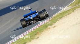 14.01.2003 Barcelona, Spanien, BCN, Formel1 Tests, Dienstag, hier: der neue Sauber (ohne Branding) - Nick Heidfeld (D, 09), Sauber Petronas, C22, auf der Strecke (Track) Feature von hinten, Circuit de Catalunia in Granollers bei Barcelona (Januar, Testfahrten, Spain, Formel 1, F1, 2003)  c Copyright: Photos mit - xpb.cc - kennzeichnen, weitere Bilder auf der Bilddatenbank
