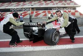 15.01.2003 Barcelona, Spanien, BCN, Formel1 Tests, Mittwoch, hier: Jenson Button (GB, 17), Lucky Strike BAR Honda, in der Box (Pit), Portrait - Circuit de Catalunia in Granollers bei Barcelona (Januar, Testfahrten, Spain, Formel 1, F1, 2003)  c Copyright: Photos mit - xpb.cc - kennzeichnen, weitere Bilder auf der Bilddatenbank