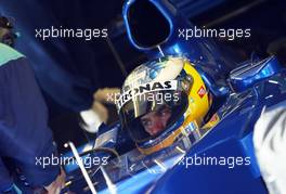 13.01.2003 Barcelona, Spanien, BCN, Formel1 Tests, Montag, hier: der neue Sauber (ohne Branding) - Nick Heidfeld (D, 09), Sauber Petronas, in der Box (Pit), Circuit de Catalunia in Granollers bei Barcelona (Januar, Testfahrten, Spain, Formel 1, F1, 2003)  c Copyright: Photos mit - xpb.cc - kennzeichnen, weitere Bilder auf der Bilddatenbank