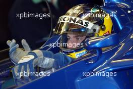 13.01.2003 Barcelona, Spanien, BCN, Formel1 Tests, Montag, hier: der neue Sauber (ohne Branding) - Nick Heidfeld (D, 09), Sauber Petronas, in der Box (Pit), Circuit de Catalunia in Granollers bei Barcelona (Januar, Testfahrten, Spain, Formel 1, F1, 2003)  c Copyright: Photos mit - xpb.cc - kennzeichnen, weitere Bilder auf der Bilddatenbank