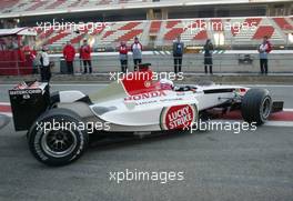 15.01.2003 Barcelona, Spanien, BCN, Formel1 Tests, Mittwoch, hier: Jenson Button (GB, 17), Lucky Strike BAR Honda, in der Box (Pit) - Circuit de Catalunia in Granollers bei Barcelona (Januar, Testfahrten, Spain, Formel 1, F1, 2003)  c Copyright: Photos mit - xpb.cc - kennzeichnen, weitere Bilder auf der Bilddatenbank