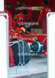 22.01.2003 Barcelona, Spanien, BCN, Formel1 Tests, Mittwoch, hier: Michael Schumacher (D), F2002, Scuderia Ferrari Marlboro, in der Box (Pit) - Circuit de Catalunia in Granollers bei Barcelona (Januar, Testfahrten, Spain, Formel 1, F1, 2003)  c Copyright: Photos mit - xpb.cc - kennzeichnen, weitere Bilder auf der Bilddatenbank