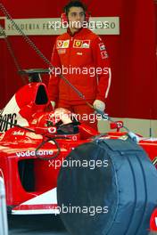 22.01.2003 Barcelona, Spanien, BCN, Formel1 Tests, Mittwoch, hier: Michael Schumacher (D), F2002, Scuderia Ferrari Marlboro, in der Box (Pit) - Circuit de Catalunia in Granollers bei Barcelona (Januar, Testfahrten, Spain, Formel 1, F1, 2003)  c Copyright: Photos mit - xpb.cc - kennzeichnen, weitere Bilder auf der Bilddatenbank