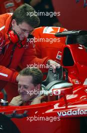 22.01.2003 Barcelona, Spanien, BCN, Formel1 Tests, Mittwoch, hier: Michael Schumacher (D), F2002, Scuderia Ferrari Marlboro, in der Box (Pit) es wird das HANS (H.A.N.S. - Head And Neck Support) angepasst - Circuit de Catalunia in Granollers bei Barcelona (Januar, Testfahrten, Spain, Formel 1, F1, 2003)  c Copyright: Photos mit - xpb.cc - kennzeichnen, weitere Bilder auf der Bilddatenbank