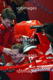 22.01.2003 Barcelona, Spanien, BCN, Formel1 Tests, Mittwoch, hier: Michael Schumacher (D), F2002, Scuderia Ferrari Marlboro, in der Box (Pit) es wird das HANS (H.A.N.S. - Head And Neck Support) angepasst - Circuit de Catalunia in Granollers bei Barcelona (Januar, Testfahrten, Spain, Formel 1, F1, 2003)  c Copyright: Photos mit - xpb.cc - kennzeichnen, weitere Bilder auf der Bilddatenbank