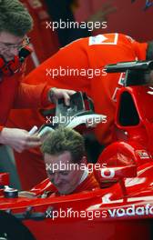 22.01.2003 Barcelona, Spanien, BCN, Formel1 Tests, Mittwoch, hier: Michael Schumacher (D), F2002, Scuderia Ferrari Marlboro, in der Box (Pit) es wird das HANS (H.A.N.S. - Head And Neck Support) angepasst - Circuit de Catalunia in Granollers bei Barcelona (Januar, Testfahrten, Spain, Formel 1, F1, 2003)  c Copyright: Photos mit - xpb.cc - kennzeichnen, weitere Bilder auf der Bilddatenbank