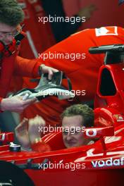 22.01.2003 Barcelona, Spanien, BCN, Formel1 Tests, Mittwoch, hier: Michael Schumacher (D), F2002, Scuderia Ferrari Marlboro, in der Box (Pit) es wird das HANS (H.A.N.S. - Head And Neck Support) angepasst - Circuit de Catalunia in Granollers bei Barcelona (Januar, Testfahrten, Spain, Formel 1, F1, 2003)  c Copyright: Photos mit - xpb.cc - kennzeichnen, weitere Bilder auf der Bilddatenbank