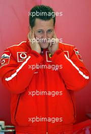 21.01.2003 Barcelona, Spanien, BCN, Formel1 Tests, Dienstag, erster Einsatz nach der Winterpause von Michael Schumacher (D), Scuderia Ferrari Marlboro, in der Box (Pit) - Circuit de Catalunia in Granollers bei Barcelona (Januar, Testfahrten, Spain, Formel 1, F1, 2003)  c Copyright: Photos mit - xpb.cc - kennzeichnen, weitere Bilder auf der Bilddatenbank