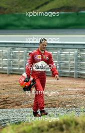 06.04.2003 Sao Paulo, Brasilien, BR, Formel1, Sonntag, Rennen, Michael Schumacher (D, Ferrari) nach seinm AUS im Rennen - geht zur Box zurück - Autodromo Jose Carlos Pace, Interlagos (2003 Grand Prix of Brazil, Formel 1, F1). - Weitere Bilder auf www.xpb.cc, eMail: info@xpb.cc - Belegexemplare senden. Abdruck ist honorarpflichtig. c Copyrightnachweis: photo4 / xpb.cc - LEGAL NOTICE: THIS PICTURE IS NOT FOR ITALY PRINT USE, KEINE PRINT BILDNUTZUNG IN ITALIEN!