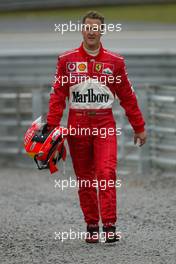 06.04.2003 Sao Paulo, Brasilien, BR, Formel1, Sonntag, Rennen, Michael Schumacher (D, Ferrari) geht nach seinem Ausfall zurück zur Box - Autodromo Jose Carlos Pace, Interlagos (2003 Grand Prix of Brazil, Formel 1, F1).  c Copyright: Photos mit - xpb.cc - kennzeichnen, weitere Bilder auf www.xpb.cc, eMail: info@xpb.cc - Belegexemplare senden.