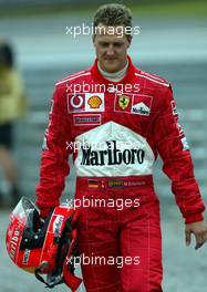 06.04.2003 Sao Paulo, Brasilien, BR, Formel1, Sonntag, Rennen, Michael Schumacher (D, Ferrari) geht nach seinem Ausfall zurück zur Box - Autodromo Jose Carlos Pace, Interlagos (2003 Grand Prix of Brazil, Formel 1, F1).  c Copyright: Photos mit - xpb.cc - kennzeichnen, weitere Bilder auf www.xpb.cc, eMail: info@xpb.cc - Belegexemplare senden.