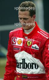 06.04.2003 Sao Paulo, Brasilien, BR, Formel1, Sonntag, Rennen, Michael Schumacher (D, Ferrari) geht nach seinem Ausfall zurück zur Box - Autodromo Jose Carlos Pace, Interlagos (2003 Grand Prix of Brazil, Formel 1, F1).  c Copyright: Photos mit - xpb.cc - kennzeichnen, weitere Bilder auf www.xpb.cc, eMail: info@xpb.cc - Belegexemplare senden.