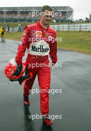 06.04.2003 Sao Paulo, Brasilien, BR, Formel1, Sonntag, Rennen, Michael Schumacher (D, Ferrari) geht nach seinem Ausfall zurück zur Box - Autodromo Jose Carlos Pace, Interlagos (2003 Grand Prix of Brazil, Formel 1, F1).  c Copyright: Photos mit - xpb.cc - kennzeichnen, weitere Bilder auf www.xpb.cc, eMail: info@xpb.cc - Belegexemplare senden.