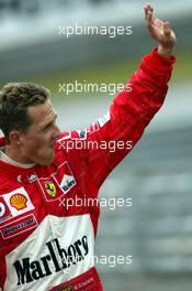 06.04.2003 Sao Paulo, Brasilien, BR, Formel1, Sonntag, Rennen, Michael Schumacher (D, Ferrari) geht nach seinem Ausfall zurück zur Box - Autodromo Jose Carlos Pace, Interlagos (2003 Grand Prix of Brazil, Formel 1, F1).  c Copyright: Photos mit - xpb.cc - kennzeichnen, weitere Bilder auf www.xpb.cc, eMail: info@xpb.cc - Belegexemplare senden.