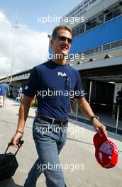 03.04.2003 SAO PAULO, BRASILIEN, BR, FORMEL1, DONNERSTAG, MICHAEL SCHUMACHER (D, FERRARI) BEI DER ANKUNFT - AUTODROMO JOSE CARLOS PACE, INTERLAGOS (2003 GRAND PRIX OF BRAZIL, FORMEL 1, F1).  c COPYRIGHT: PHOTOS MIT - XPB.CC - KENNZEICHNEN, WEITERE BILDER AUF WWW.XPB.CC, EMAIL: INFO@XPB.CC - BELEGEXEMPLARE SENDEN.