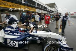 14.06.2003 Montreal, Kanada, CAN, Formel1, Samstag, Juan-Pablo Montoya (Juan Pablo, CO, 03), BMW WilliamsF1 Team, in der Box (Pit) - Formel 1 Grand Prix (GP) von Kanada 2003 auf dem Circuit Gilles Villeneuve, Ile Notre-Dame, Canada, Quebec, F1 - Weitere Bilder auf www.xpb.cc, eMail: info@xpb.cc - Belegexemplare senden. Abdruck ist honorarpflichtig. c Copyrightnachweis: xpb.cc