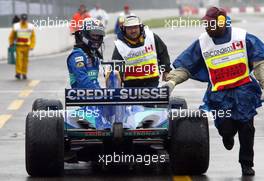 14.06.2003 Montreal, Kanada, CAN, Formel1, Samstag, Heinz-Harald Frentzen (D, Sauber) wird nach seinem Dreher (crash, Unfall) an die Box zurück geschoben - Formel 1 Grand Prix (GP) von Kanada 2003 auf dem Circuit Gilles Villeneuve, Ile Notre-Dame, Canada, Quebec, F1 - Weitere Bilder auf www.xpb.cc, eMail: info@xpb.cc - Belegexemplare senden. Abdruck ist honorarpflichtig. c Copyrightnachweis: xpb.cc