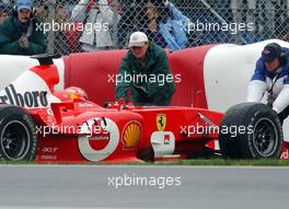 14.06.2003 Montreal, Kanada, CAN, Formel1, Samstag, Michael Schumacher (D, 01), Scuderia Ferrari Marlboro, F2003-GA, auf der Strecke (Track) nach seinem Ausrutscher (Unfall, Crash) - wird auf die Strecke zurück geschoben -  LEGAL NOTICE: THIS PICTURE IS NOT FOR UK (Great Britain, England...) PRINT USE, KEINE PRINT BILDNUTZUNG IN ENGLAND! - Formel 1 Grand Prix (GP) von Kanada 2003 auf dem Circuit Gilles Villeneuve, Ile Notre-Dame, Canada, Quebec, F1 - Weitere Bilder auf www.xpb.cc, eMail: info@xpb.cc - Belegexemplare senden. Abdruck ist honorarpflichtig. c Copyrightnachweis: xpb.cc