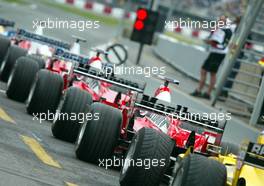 15.06.2003 Montreal, Kanada, CAN, Formel1, Sonntag, Aufstellung in der Pit Lane, ua. mit Michael Schumacher (D, 01), Scuderia Ferrari Marlboro, F2003-GA, auf der Strecke (Track) - Formel 1 Grand Prix (GP) von Kanada 2003 auf dem Circuit Gilles Villeneuve, Ile Notre-Dame, Canada, Quebec, F1 - Weitere Bilder auf www.xpb.cc, eMail: info@xpb.cc - Belegexemplare senden. Abdruck ist honorarpflichtig. c Copyrightnachweis: photo4 / xpb.cc - LEGAL NOTICE: THIS PICTURE IS NOT FOR ITALY PRINT USE, KEINE PRINT BILDNUTZUNG IN ITALIEN!