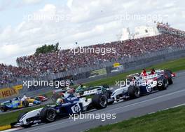 15.06.2003 Montreal, Kanada, CAN, Formel1, Sonntag, Start zum GP von Canada (Rennen), Ralf Schumacher (D, BMW WilliamsF1) vor Juan-Pablo Montoya (Juan Pablo, CO, 03), BMW WilliamsF1 Team, FW25, auf der Strecke (Track) und Michael Schumacher (D, Ferrari) - Formel 1 Grand Prix (GP) von Kanada 2003 auf dem Circuit Gilles Villeneuve, Ile Notre-Dame, Canada, Quebec, F1 - Weitere Bilder auf www.xpb.cc, eMail: info@xpb.cc - Belegexemplare senden. Abdruck ist honorarpflichtig. c Copyrightnachweis: xpb.cc