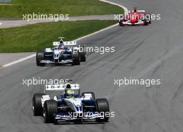 15.06.2003 Montreal, Kanada, CAN, Formel1, Sonntag, Rennen, Ralf Schumacher (D, BMW WilliamsF1) vor Juan-Pablo Montoya (Juan Pablo, CO, 03), BMW WilliamsF1 Team, FW25, auf der Strecke (Track) und Michael Schumacher (D, Ferrari) - Formel 1 Grand Prix (GP) von Kanada 2003 auf dem Circuit Gilles Villeneuve, Ile Notre-Dame, Canada, Quebec, F1 - Weitere Bilder auf www.xpb.cc, eMail: info@xpb.cc - Belegexemplare senden. Abdruck ist honorarpflichtig. c Copyrightnachweis: xpb.cc