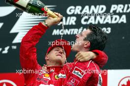 15.06.2003 Montreal, Kanada, CAN, Formel1, Sonntag, Podium, Michael Schumacher (D, Ferrari) und Chris Dyer - Formel 1 Grand Prix (GP) von Kanada 2003 auf dem Circuit Gilles Villeneuve, Ile Notre-Dame, Canada, Quebec, F1 - Weitere Bilder auf www.xpb.cc, eMail: info@xpb.cc - Belegexemplare senden. Abdruck ist honorarpflichtig. c Copyrightnachweis: photo4 / xpb.cc - LEGAL NOTICE: THIS PICTURE IS NOT FOR ITALY PRINT USE, KEINE PRINT BILDNUTZUNG IN ITALIEN!