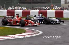 15.06.2003 Montreal, Kanada, CAN, Formel1, Sonntag, Michael Schumacher (D, Ferrari) jubelt zu den Fans, Ralf Schumacher (D, 04), BMW WilliamsF1 Team, FW25, auf der Strecke (Track) - Formel 1 Grand Prix (GP) von Kanada 2003 auf dem Circuit Gilles Villeneuve, Ile Notre-Dame, Canada, Quebec, F1 - Weitere Bilder auf www.xpb.cc, eMail: info@xpb.cc - Belegexemplare senden. Abdruck ist honorarpflichtig. c Copyrightnachweis: photo4 / xpb.cc - LEGAL NOTICE: THIS PICTURE IS NOT FOR ITALY PRINT USE, KEINE PRINT BILDNUTZUNG IN ITALIEN!