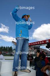 15.06.2003 Montreal, Kanada, CAN, Formel1, Sonntag, Fahrerparade, Fernando Alonso (E, 08), Renault F1 Team - Formel 1 Grand Prix (GP) von Kanada 2003 auf dem Circuit Gilles Villeneuve, Ile Notre-Dame, Canada, Quebec, F1 - Weitere Bilder auf www.xpb.cc, eMail: info@xpb.cc - Belegexemplare senden. Abdruck ist honorarpflichtig. c Copyrightnachweis: xpb.cc