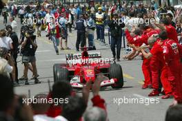 15.06.2003 Montreal, Kanada, CAN, Formel1, Sonntag, Michael Schumacher (D, Ferrari) jubelt zu seinen Mechanikern, Pit Lane - Formel 1 Grand Prix (GP) von Kanada 2003 auf dem Circuit Gilles Villeneuve, Ile Notre-Dame, Canada, Quebec, F1 - Weitere Bilder auf www.xpb.cc, eMail: info@xpb.cc - Belegexemplare senden. Abdruck ist honorarpflichtig. c Copyrightnachweis: photo4 / xpb.cc - LEGAL NOTICE: THIS PICTURE IS NOT FOR ITALY PRINT USE, KEINE PRINT BILDNUTZUNG IN ITALIEN!