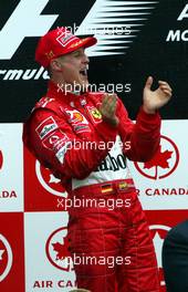 15.06.2003 Montreal, Kanada, CAN, Formel1, Sonntag, Podium, Michael Schumacher (D, Ferrari), klatscht in die Hände und lacht - Formel 1 Grand Prix (GP) von Kanada 2003 auf dem Circuit Gilles Villeneuve, Ile Notre-Dame, Canada, Quebec, F1 - Weitere Bilder auf www.xpb.cc, eMail: info@xpb.cc - Belegexemplare senden. Abdruck ist honorarpflichtig. c Copyrightnachweis: xpb.cc