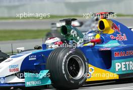 15.06.2003 Montreal, Kanada, CAN, Formel1, Sonntag, Rennen, Nick Heidfeld (D, 09), Sauber Petronas, C22, auf der Strecke (Track) und Jos Verstappen (NL, Minardi) - Formel 1 Grand Prix (GP) von Kanada 2003 auf dem Circuit Gilles Villeneuve, Ile Notre-Dame, Canada, Quebec, F1 - Weitere Bilder auf www.xpb.cc, eMail: info@xpb.cc - Belegexemplare senden. Abdruck ist honorarpflichtig. c Copyrightnachweis: xpb.cc