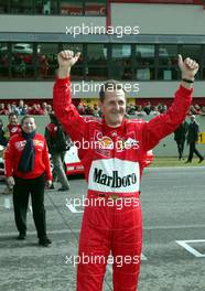 19.10.2003 Mugello, Italien, Michael Schumacher FAN DAY in Italien, Michael Schumacher (D, Ferrari) und seine Fans, hinten Jean Todt (Ferrari, Teamchef, General Manager, GES), Portrait  - Weitere Bilder auf www.xpb.cc, eMail: info@xpb.cc - Belegexemplare senden. Abdruck ist honorarpflichtig. c Copyrightnachweis: xpb.cc - Legal notice: Print picture usage just for GERMANY! Print-Bildnutzung nur in Deutschland!