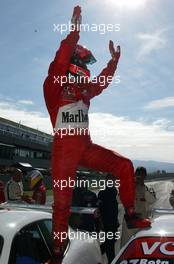 19.10.2003 Mugello, Italien, Michael Schumacher FAN DAY in Italien, Michael Schumacher (D, Ferrari) und seine Fans - Weitere Bilder auf www.xpb.cc, eMail: info@xpb.cc - Belegexemplare senden. Abdruck ist honorarpflichtig. c Copyrightnachweis: xpb.cc - Legal notice: Print picture usage just for GERMANY! Print-Bildnutzung nur in Deutschland!