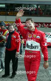 19.10.2003 Mugello, Italien, Michael Schumacher FAN DAY in Italien, Michael Schumacher (D, Ferrari) und seine Fans, hinten Jean Todt (Ferrari, Teamchef, General Manager, GES)  - Weitere Bilder auf www.xpb.cc, eMail: info@xpb.cc - Belegexemplare senden. Abdruck ist honorarpflichtig. c Copyrightnachweis: xpb.cc - Legal notice: Print picture usage just for GERMANY! Print-Bildnutzung nur in Deutschland!