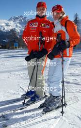 16.01.2003 Madonna di Campiglio, Italien, Michael Schumacher und seine Frau Corinna während der traditionellen Skiwoche des Ferrari Formel1 Teams im italienischen Wintersportort Madonna di Campiglio  (Marlboro, Sponsor, Januar, Italy, 2003, F1)  c Copyright: Photos mit - xpb.cc - kennzeichnen, weitere Bilder auf der Bilddatenbank