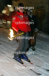 16.01.2003 Madonna di Campiglio, Italien, Michael Schumacher während der traditionellen Skiwoche des Ferrari Formel1 Teams im italienischen Wintersportort Madonna di Campiglio  (Marlboro, Sponsor, Januar, Italy, 2003, F1)  c Copyright: Photos mit - xpb.cc - kennzeichnen, weitere Bilder auf der Bilddatenbank