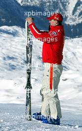 17.01.2003 Madonna di Campiglio, Italien, Michael Schumacher während der traditionellen Skiwoche des Ferrari Formel1 Teams im italienischen Wintersportort Madonna di Campiglio  (Marlboro, Sponsor, Januar, Italy, 2003, F1)  ,weitere Bilder auf der Bilddatenbank