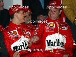 07.02.2003 Maranello, Italien, Ferrari, offizielle Formel1 Präsentation (Launch des F2003GA), Scuderia Ferrari Marlboro, in der neuen Logistik-Halle auf dem Gelände von Ferrari, hier: Michael Schumacher und Rubens Barrichello - (Februar, Mugello, Italy, Formel 1, F1, 2003)  c Copyright: Photos mit - xpb.cc - kennzeichnen, weitere Bilder auf der Bilddatenbank