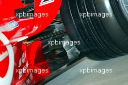 07.02.2003 Maranello, Italien, Ferrari, offizielle Formel1 Präsentation (Launch des F2003GA), Scuderia Ferrari Marlboro, in der neuen Logistik-Halle auf dem Gelände von Ferrari, TECHNIK FEATURE: Aufhängung, hinten, unten und Luftleitblech - (Februar, Mugello, Italy, Formel 1, F1, 2003)  c Copyright: Photos mit - xpb.cc - kennzeichnen, weitere Bilder auf der Bilddatenbank
